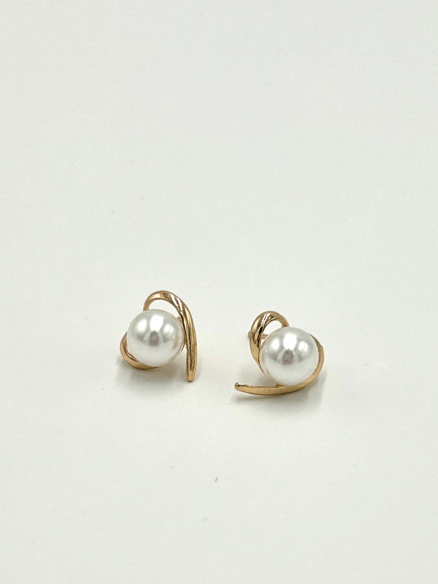 Gold Heart and Pearl Stud Earring